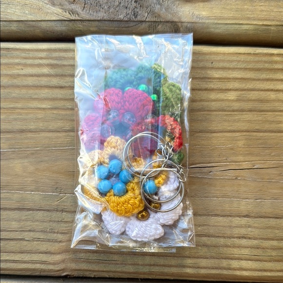 NWT 4 Handmade Clover Shaped Keychains Flower Floral Colorful Boho Hippie - Picture 2 of 2
